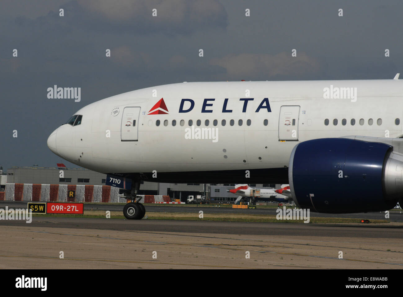 Delta airlines 777 hi-res stock photography and images - Alamy