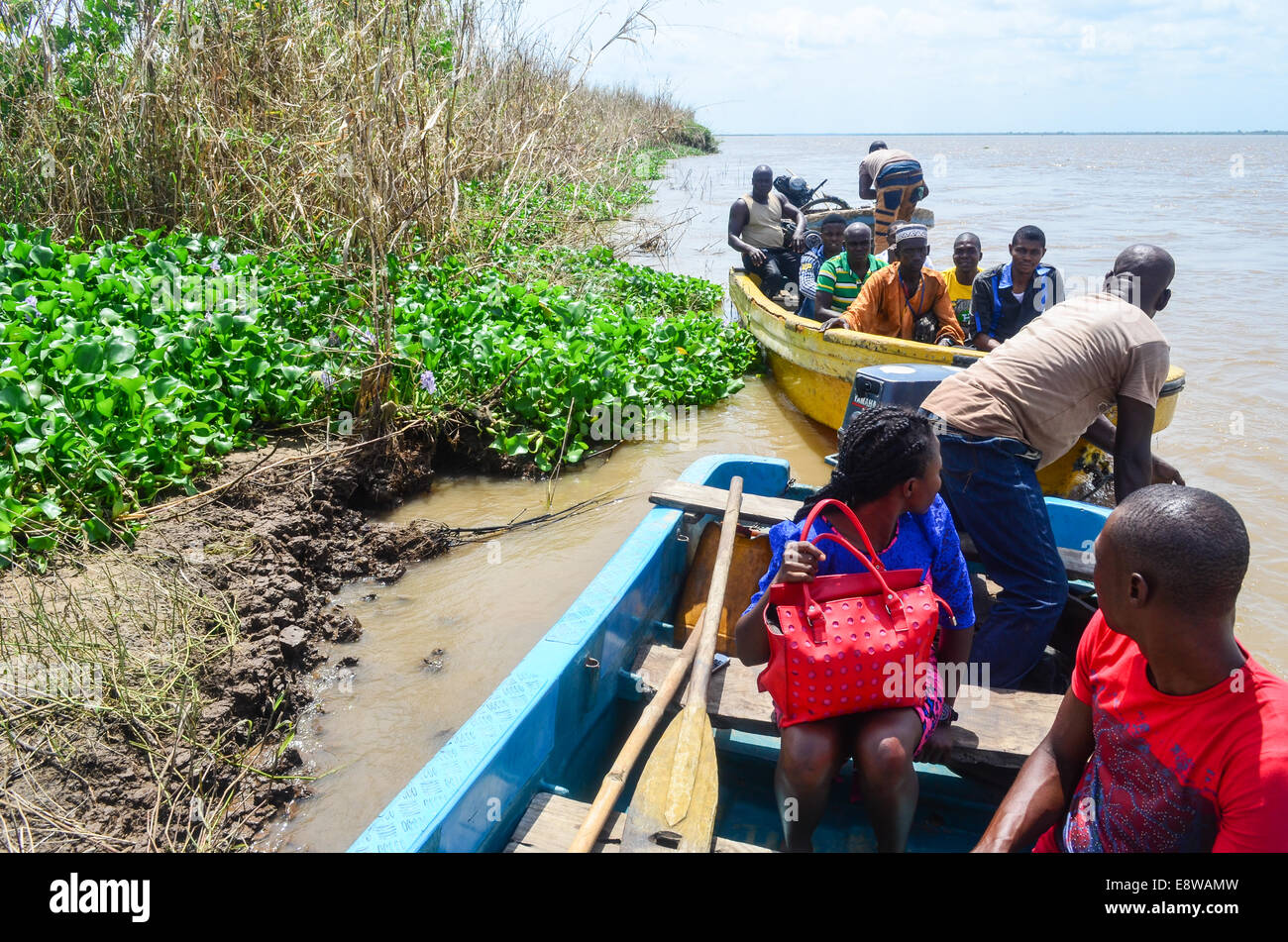 Nigerians crossing the Niger river on small wooden boats between Idah and Agenebode (Kogi state) Stock Photo