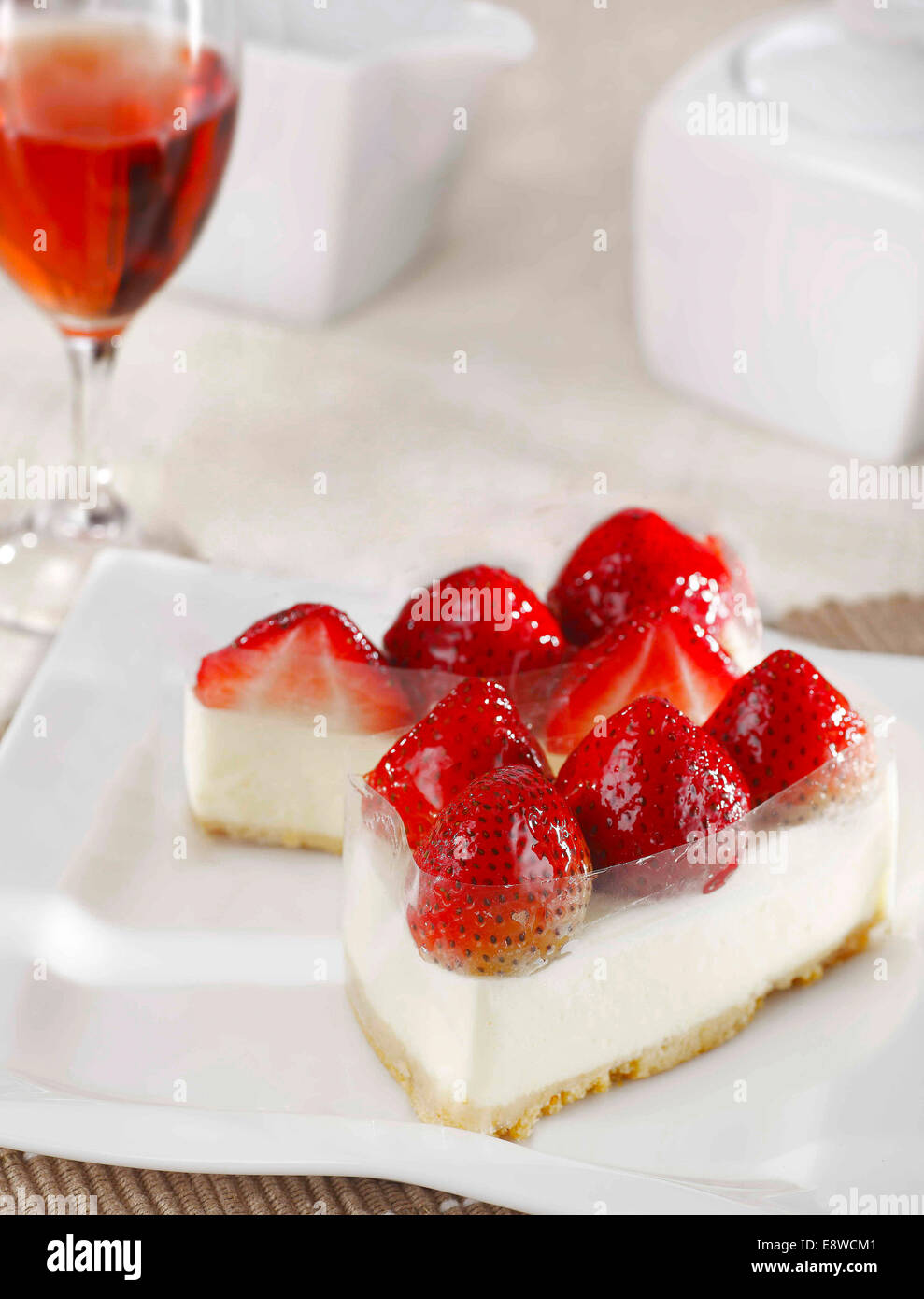 Small strawberry cake hi-res stock photography and images - Alamy
