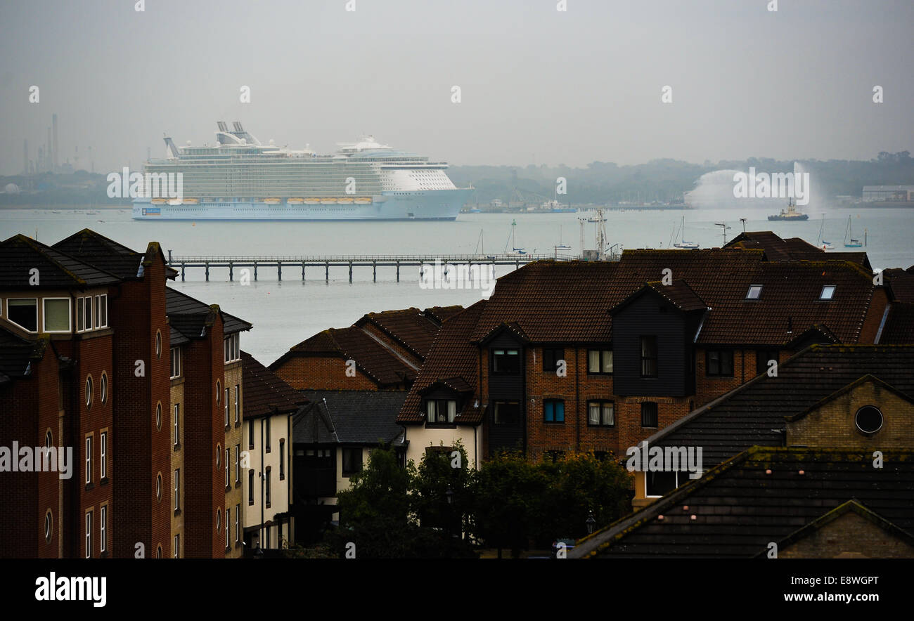 Southampton, UK. 15th Oct, 2014. The Worlds biggest cruise liner Oasis ...