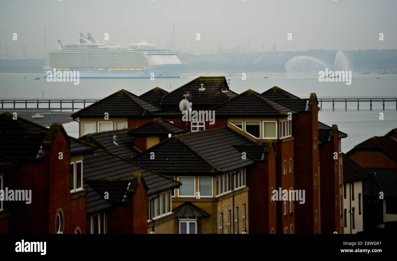Southampton, UK. 15th Oct, 2014. The Worlds biggest cruise liner Oasis ...