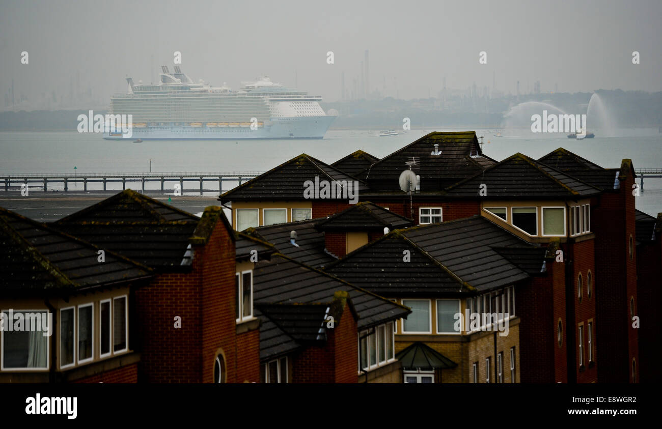 Southampton, UK. 15th Oct, 2014. The Worlds biggest cruise liner Oasis ...