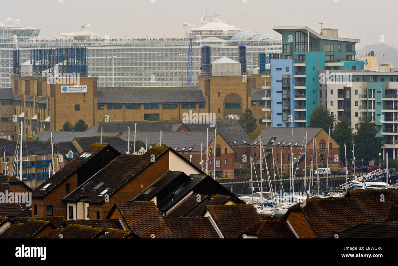 Southampton, UK. 15th Oct, 2014. The Worlds biggest cruise liner Oasis ...