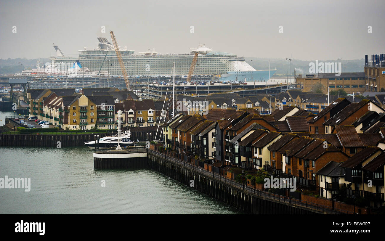 Southampton, UK. 15th Oct, 2014. The Worlds biggest cruise liner Oasis ...