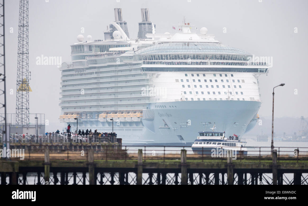 The world's largest cruise ship, Oasis of the Seas arrives in ...