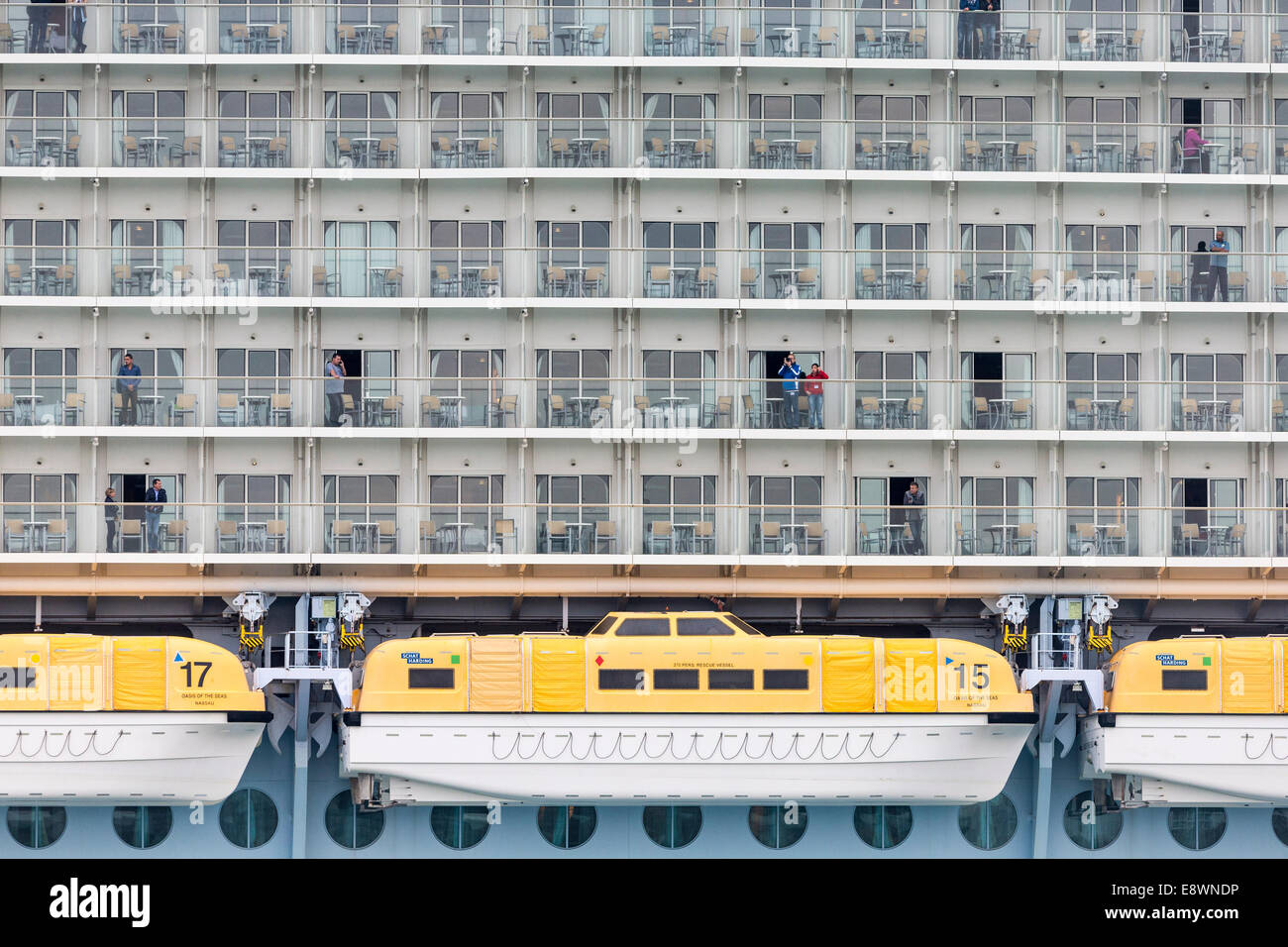 Passengers Aboard The World S Largest Cruise Ship Oasis Of The