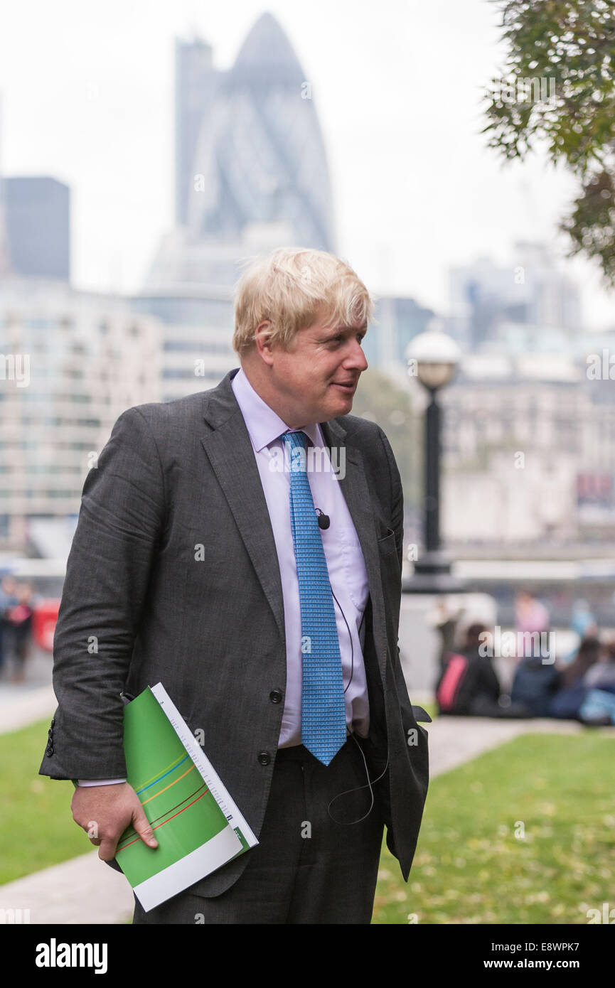 London, UK. 15th October, 2015.  Boris Johnson, Mayor of London, clutching a copy of the report, Better Health for London, arrives to meet London schoolchildren playing football outside City Hall as part of London United.  The citywide initiative involves all 15 London football clubs and encourages youngsters to get more active. Credit:  Stephen Chung/Alamy Live News Stock Photo