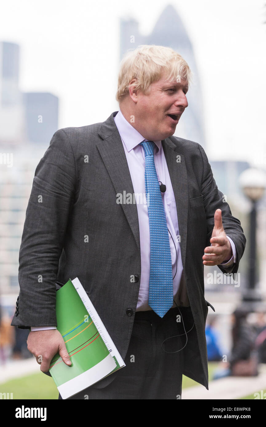 London, UK. 15th October, 2015.  Boris Johnson, Mayor of London, clutching a copy of the report, Better Health for London, arrives to meet London schoolchildren playing football outside City Hall as part of London United.  The citywide initiative involves all 15 London football clubs and encourages youngsters to get more active. Credit:  Stephen Chung/Alamy Live News Stock Photo