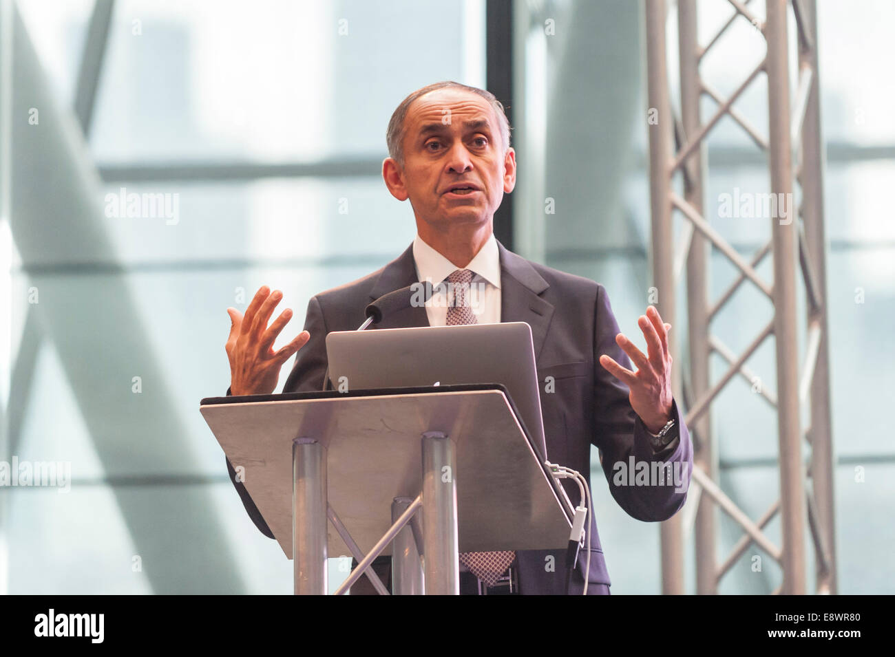 London, UK. 15th October, 2014.  Pioneering surgeon and former health minister, Lord Ara Darzi, presents the final report of the London Health Commission to the Mayor of London Boris Johnson at City Hall. The report, Better Health for London, proposes tough measures to combat the threats posed by tobacco, alcohol, obesity, lack of exercise and pollution, which harm millions of people. Together the proposals amount to the biggest public health drive in the world. It contains over 60 recommendations and sets out 10 ambitions for the city with targets. Credit:  Stephen Chung/Alamy Live News Stock Photo