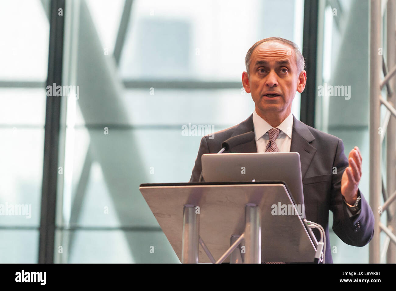 London, UK. 15th October, 2014.  Pioneering surgeon and former health minister, Lord Ara Darzi, presents the final report of the London Health Commission to the Mayor of London Boris Johnson at City Hall. The report, Better Health for London, proposes tough measures to combat the threats posed by tobacco, alcohol, obesity, lack of exercise and pollution, which harm millions of people. Together the proposals amount to the biggest public health drive in the world. It contains over 60 recommendations and sets out 10 ambitions for the city with targets. Credit:  Stephen Chung/Alamy Live News Stock Photo