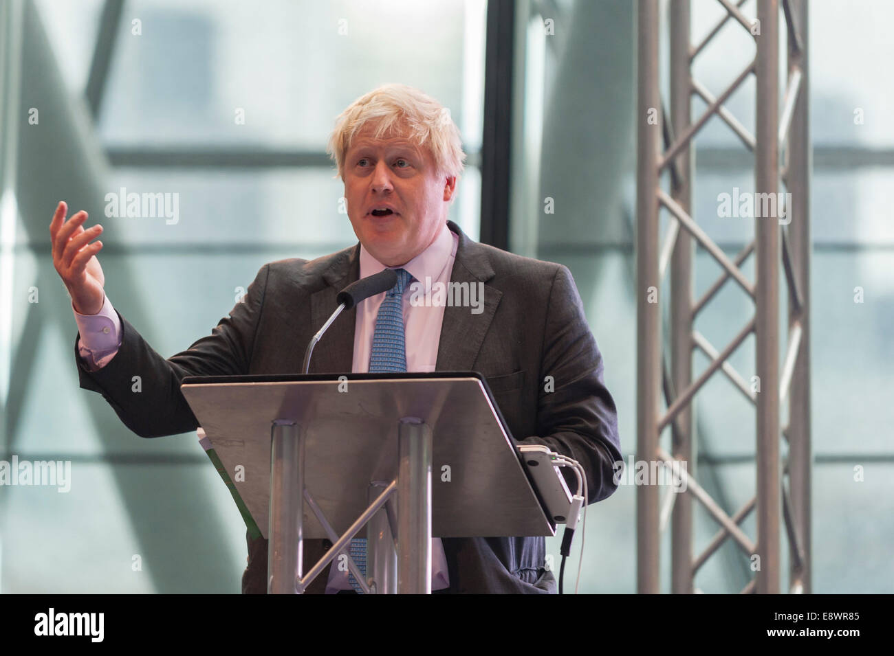 London, UK. 15th October, 2014.  Pioneering surgeon and former health minister, Lord Ara Darzi, presents the final report of the London Health Commission to the Mayor of London Boris Johnson at City Hall. The report, Better Health for London, proposes tough measures to combat the threats posed by tobacco, alcohol, obesity, lack of exercise and pollution, which harm millions of people. Together the proposals amount to the biggest public health drive in the world. It contains over 60 recommendations and sets out 10 ambitions for the city with targets. Credit:  Stephen Chung/Alamy Live News Stock Photo