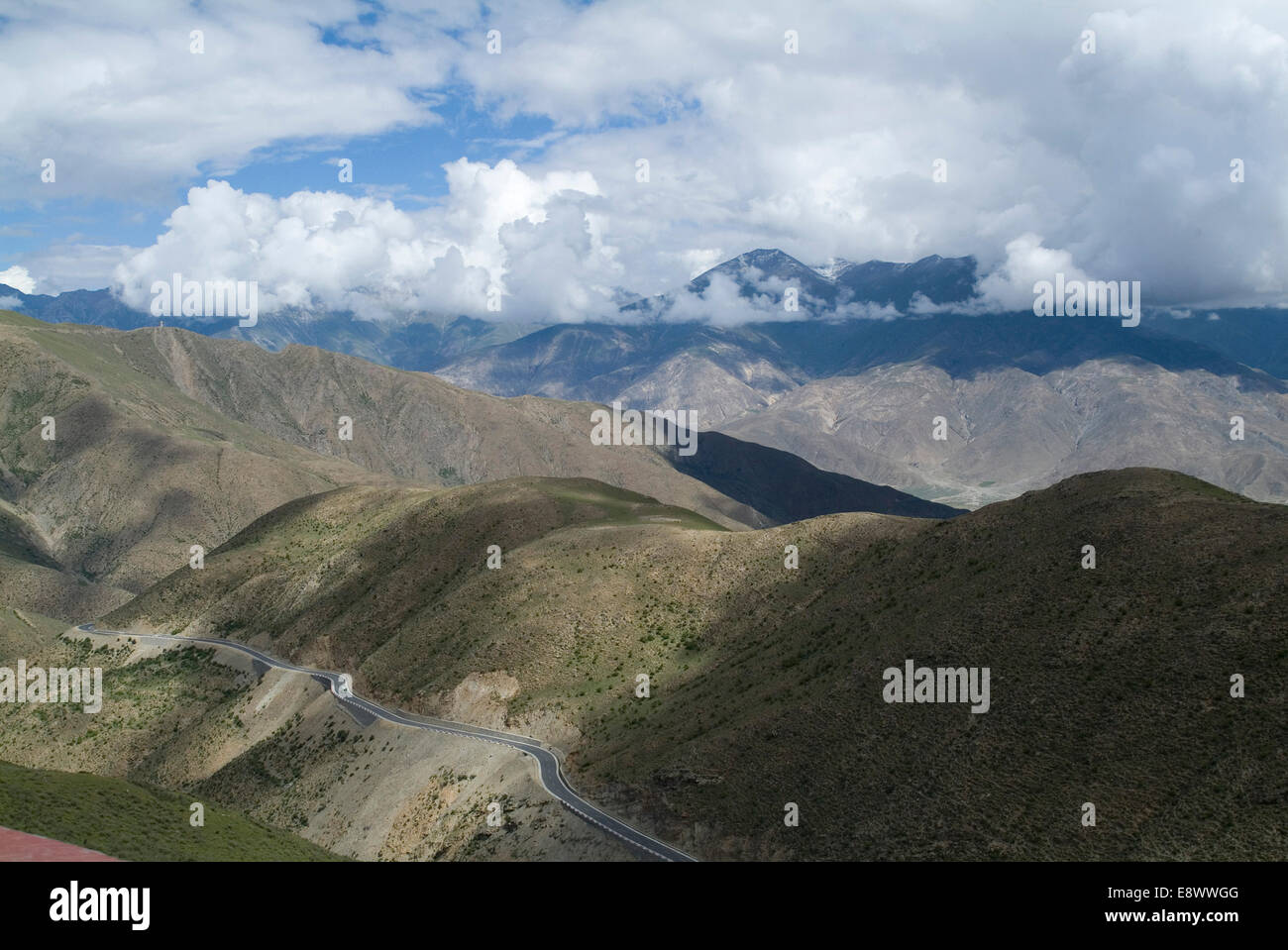 Road to Turquoise Lake (Yamdrok-Tso), eventually reaching 5000 metres ((16, 404, feet), Tibet, China Stock Photo