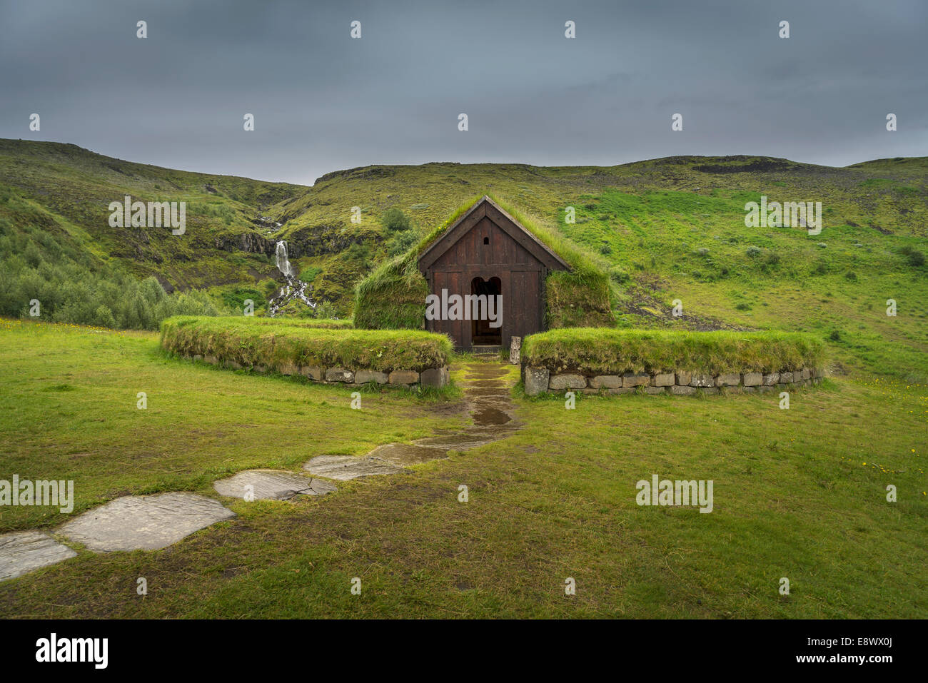 Thjodveldisbaerinn, a reconstructed traditional viking-era farmhouse with a turf roof, Thjorsardalur, Iceland Stock Photo