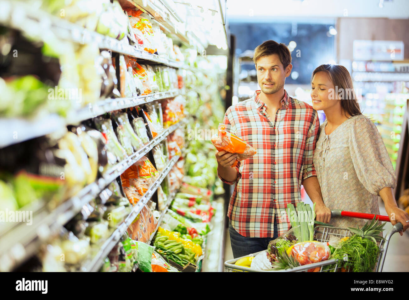 Couple shopping together in grocery store Stock Photo Alamy(01)