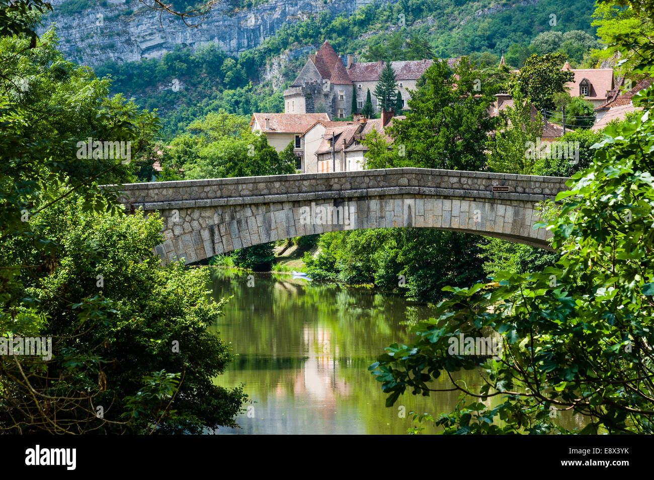France, Cabrerets. Village at the foot of the Rochecourbe cliffs Stock