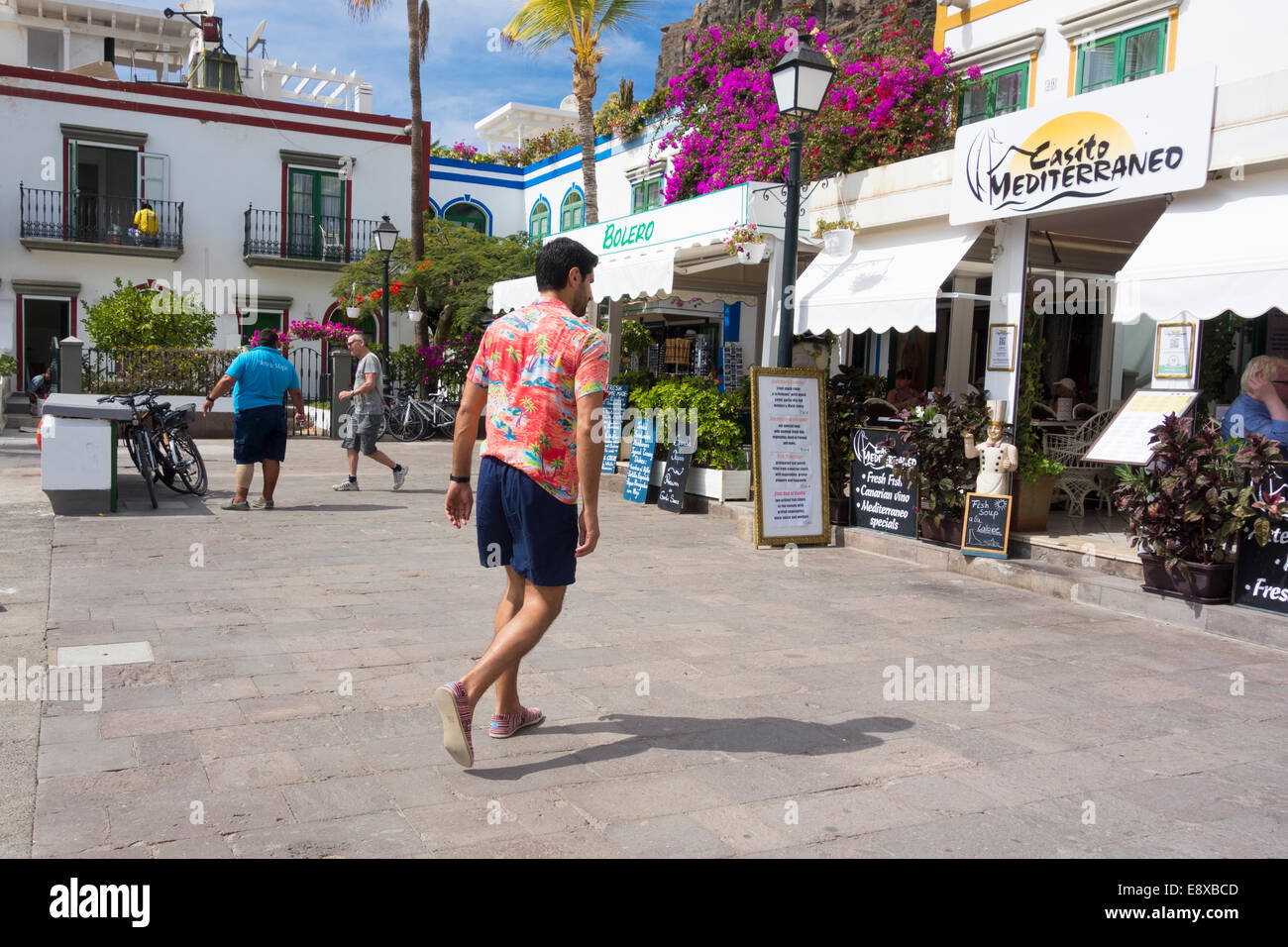 Gran Canaria, Canary Islands. 15th October, 2014. Actor, Kayvan Novak  (centre, wearing Hawaiian shirt)) on location on the third day of filming  of a new BBC commissioned 6 part comedy titled `Sun