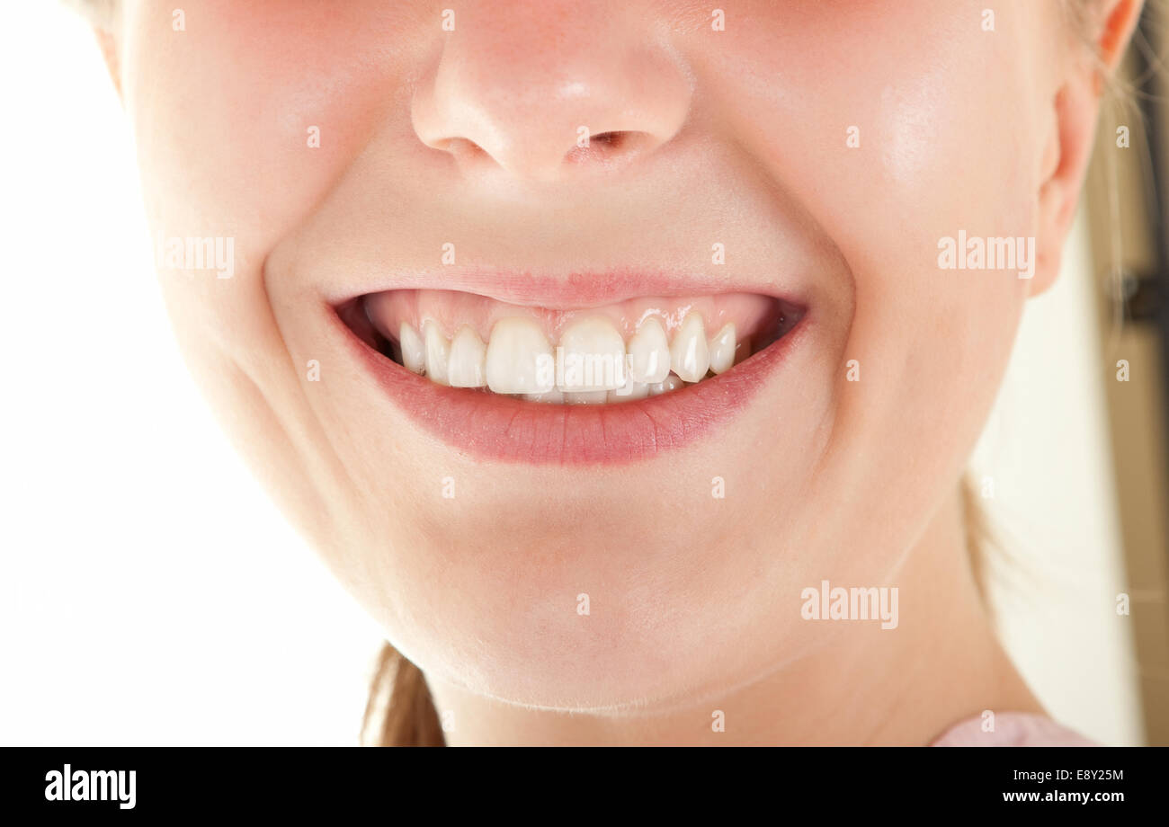 Беременная женщина. Беременной приснились зубы. Плаксивость беременной. Беременной приснились зубы. Чистка зубов щеткой.