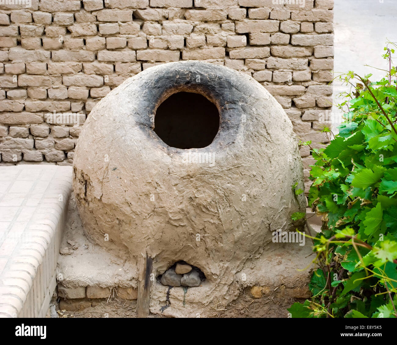 Цветы из квеври. Квеври армения. Большой винный сосуд квеври. Армянский аналог амфоры квеври. Тбилиси квеври.