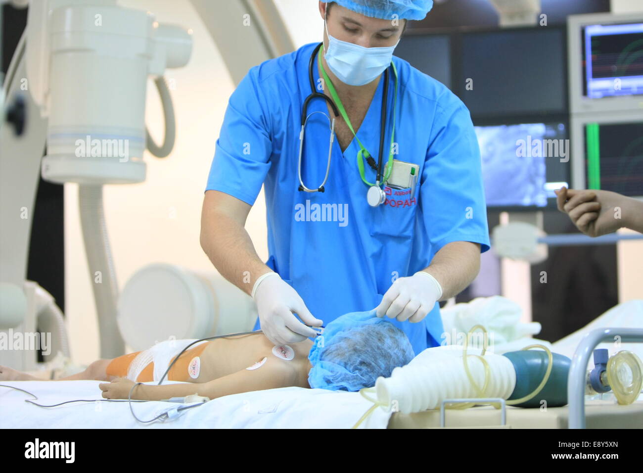 Хирургическая операция. Врач и пациент. Операционная хирургическая. Хирургическая операция. Хирургическая аблация.