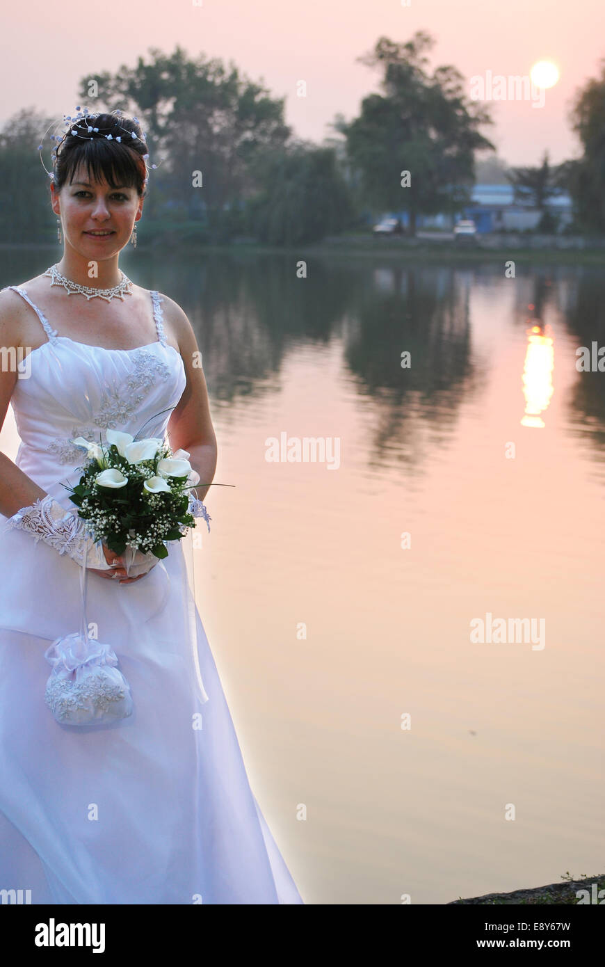 Smile bride hi-res stock photography and images - Alamy