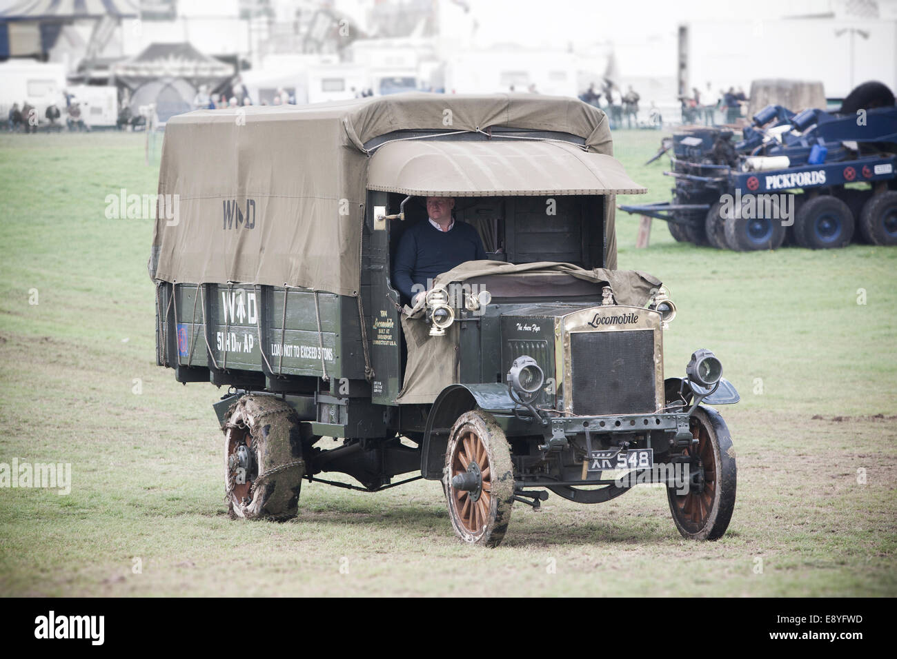 A 1914 WW1 Locomobile War Department (WD) lorry with wooden wheels and canvas tilt. Stock Photo