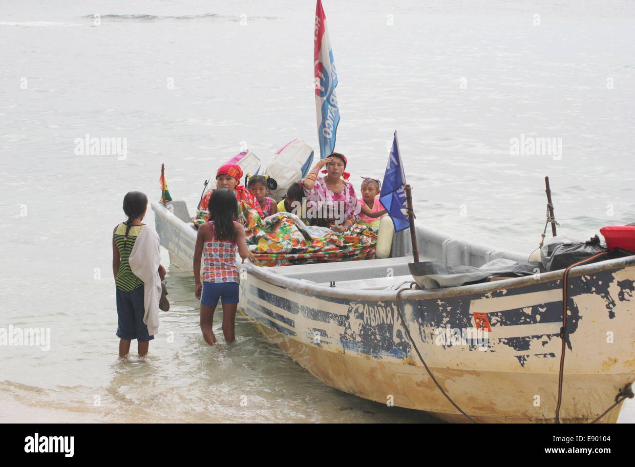 traditional Kuna Yala people embarking ship on the beach of San Blas Islands, Panama, Caribbean Sea, Central America Stock Photo