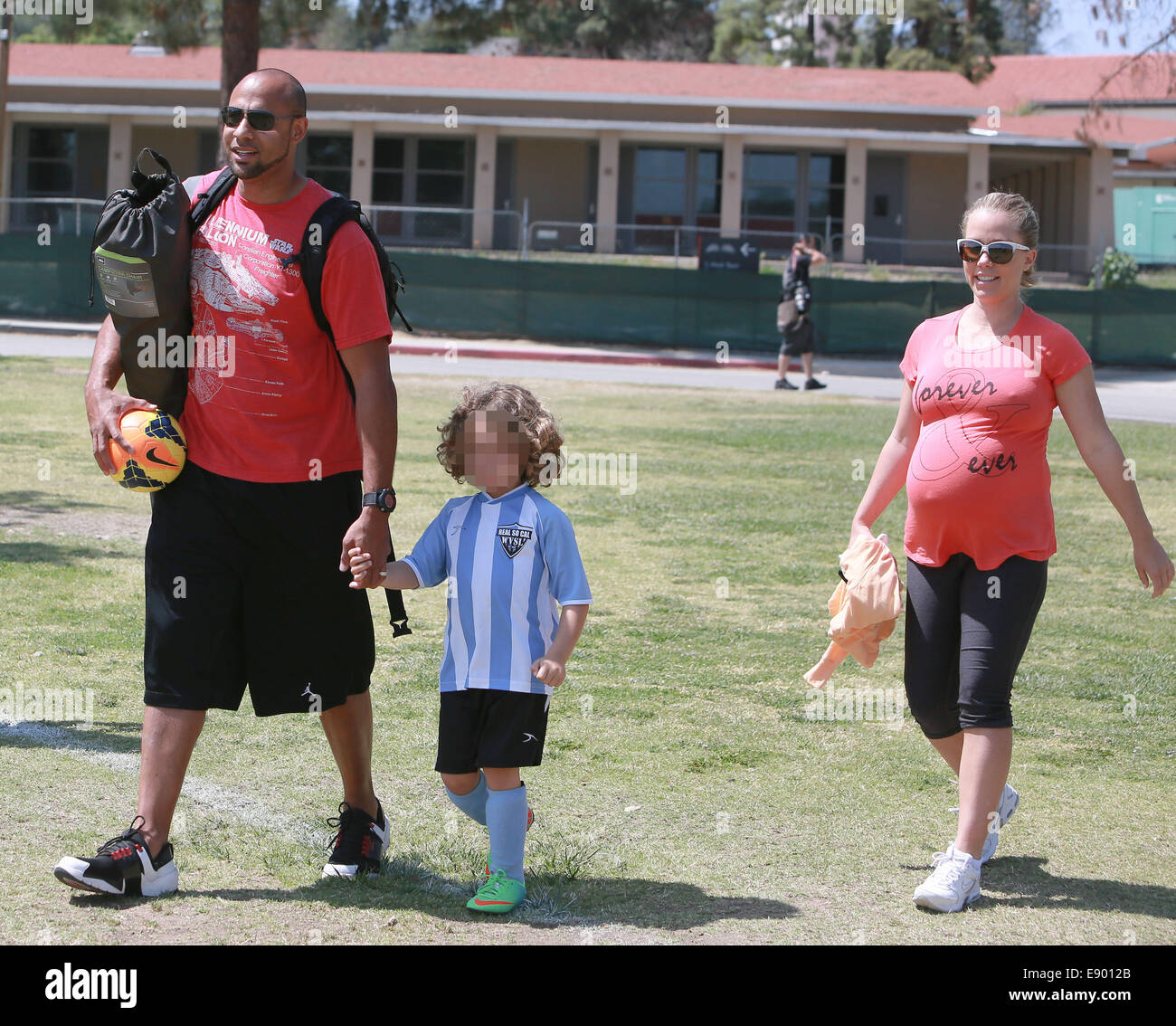 A heavily pregnant Kendra Wilkinson and husband Hank Baskett taking