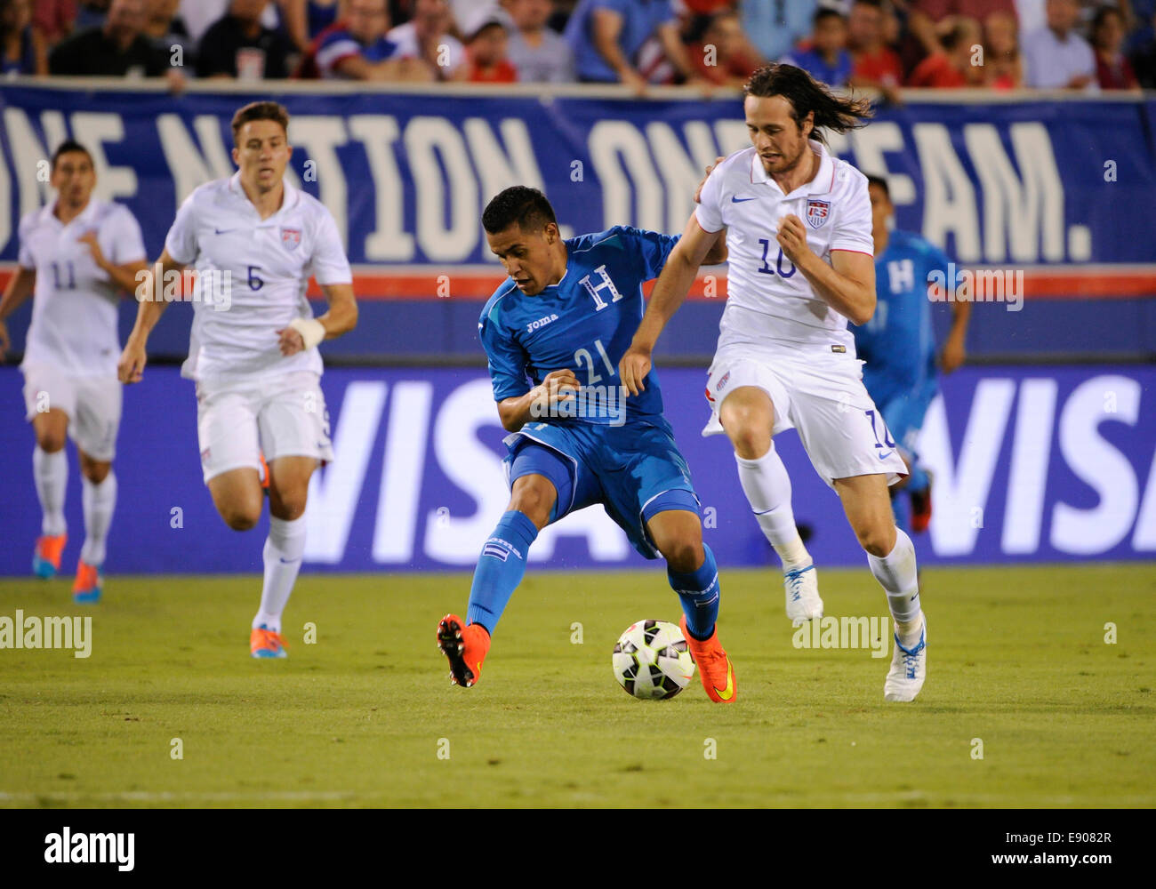 Florida, USA. 14th Oct, 2014. Honduras Forward Roger Rojas (21) and United States Midfielder Mix Diskerud (10) fight for the ball during the international friendly between the US Men's National Team and Honduras at FAU Stadium in Boca Raton, Florida © Action Plus Sports/Alamy Live News Stock Photo