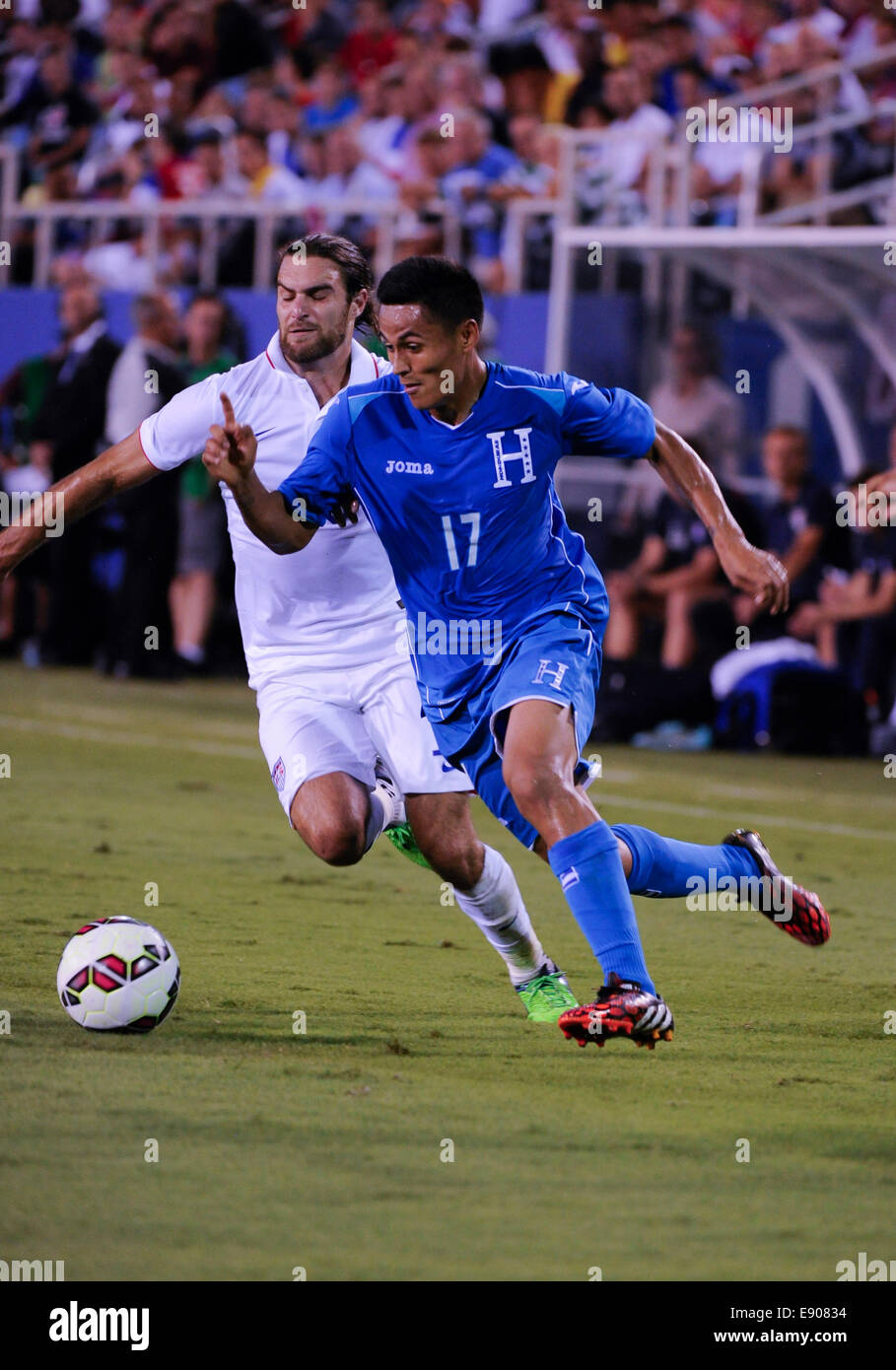 Florida, USA. 14th Oct, 2014. United States Midfielder Graham Zusi (19) and Honduras Midfielder Andy Najar (17) fight for the ball during the international friendly between the US Men's National Team and Honduras at FAU Stadium in Boca Raton, Florida © Action Plus Sports/Alamy Live News Stock Photo