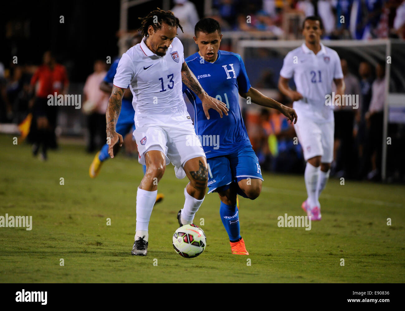 Florida, USA. 14th Oct, 2014. United States Midfielder Jermaine Jones (13) and Honduras Forward Roger Rojas (21) fight for the ball during the international friendly between the US Men's National Team and Honduras at FAU Stadium in Boca Raton, Florida © Action Plus Sports/Alamy Live News Stock Photo