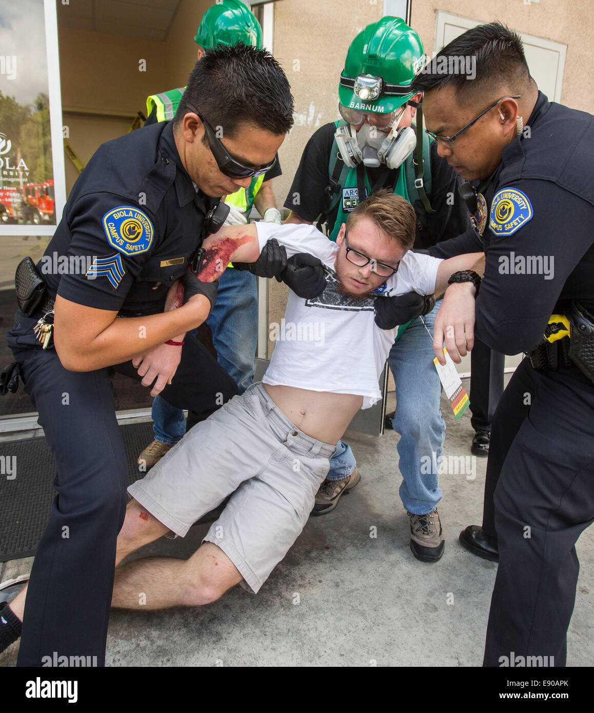 Los Angeles, USA. 16th Oct, 2014. Police and emergency responders help a mock victim during California's annual full-scale earthquake drill in Los Angeles, the United States, Oct. 16, 2014. Credit:  Zhao Hanrong/Xinhua/Alamy Live News Stock Photo