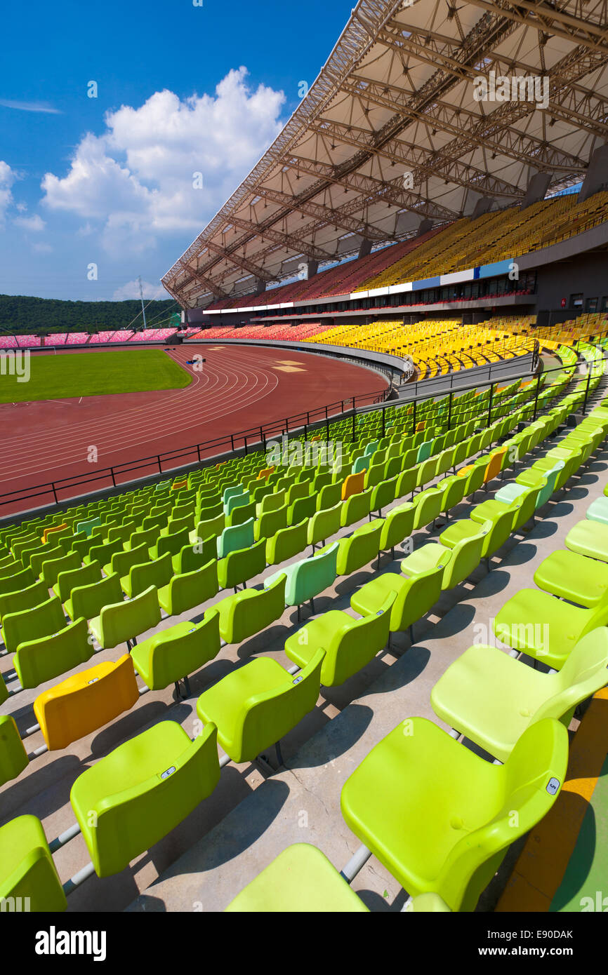 People sitting in stadium seats hi-res stock photography and images - Alamy
