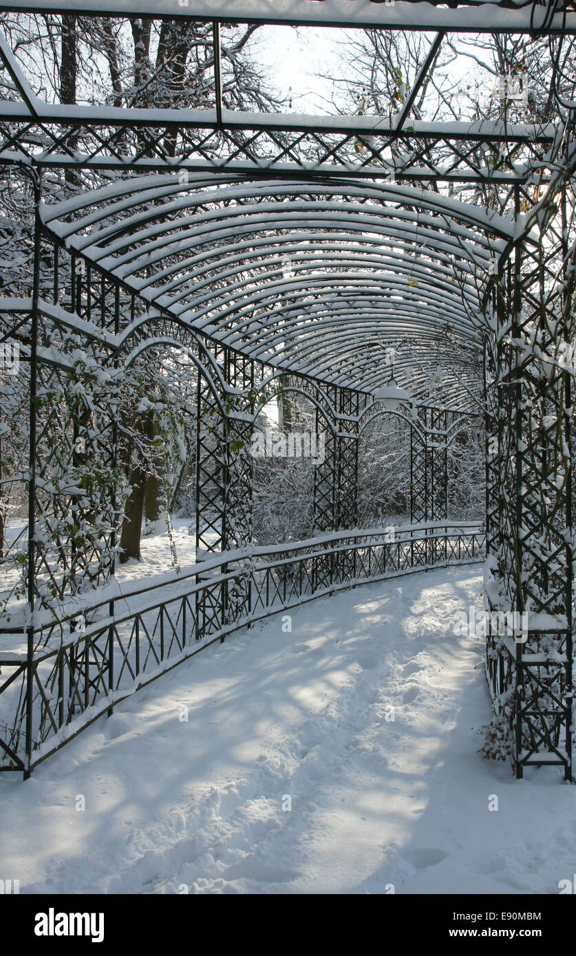 Pergola mit Schnee Stock Photo