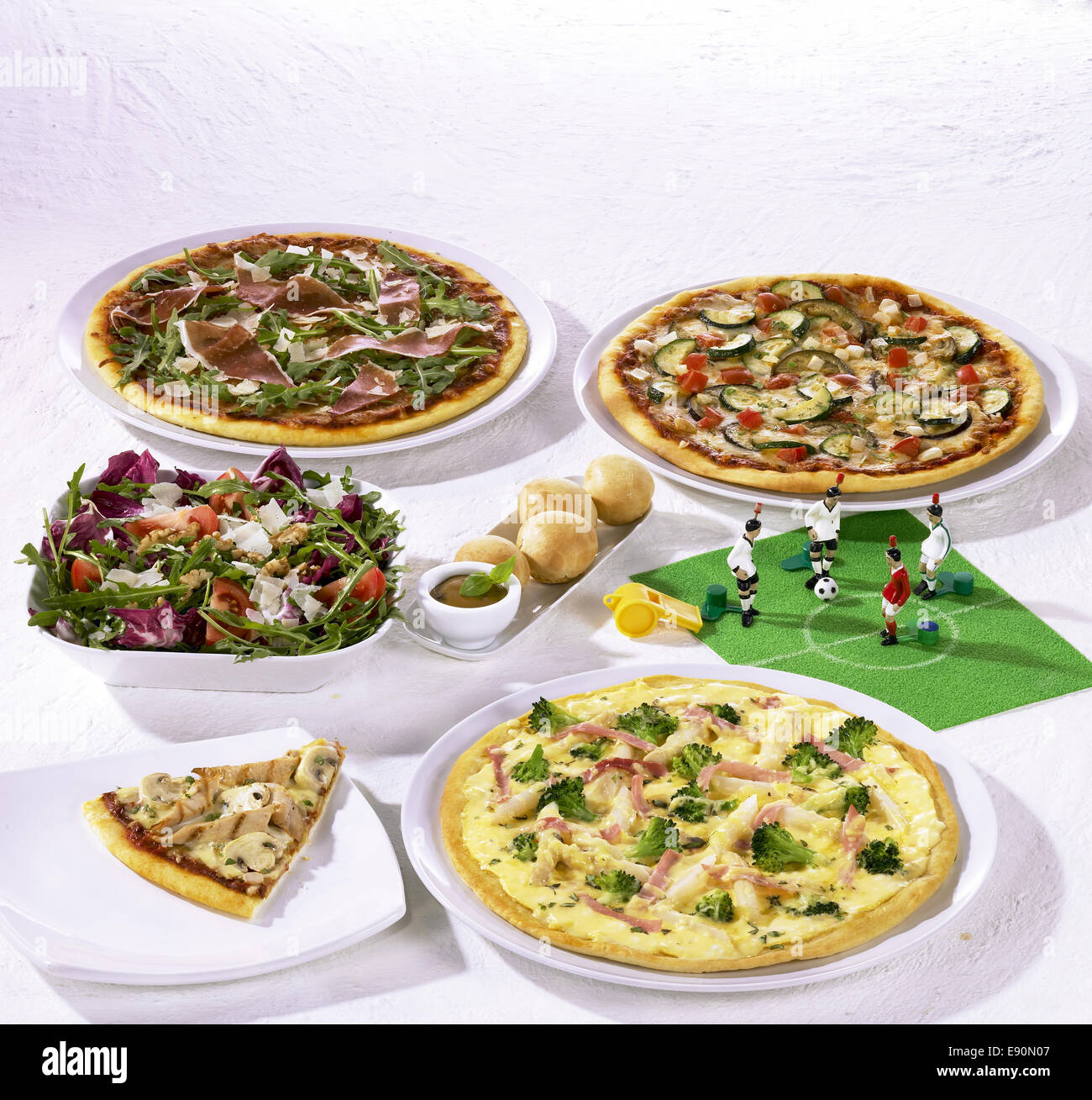 Pizza und Salat Stock Photo