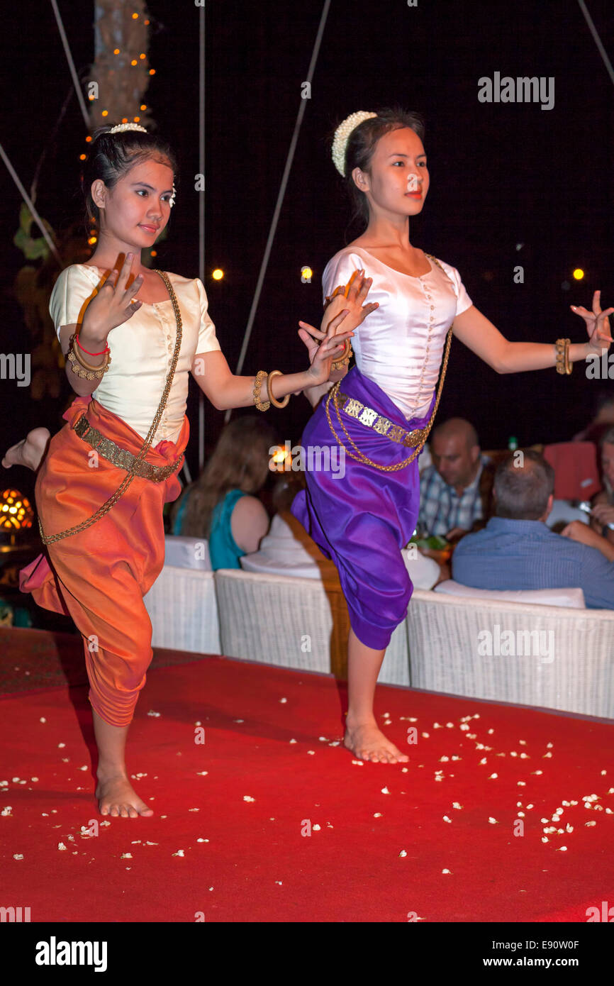 Traditional Cambodian dancers and audience, Phnom Penh, Cambodia Stock Photo