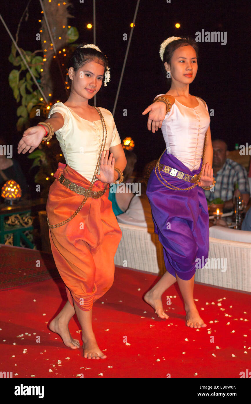 Traditional Cambodian dancers, Phnom Penh, Cambodia Stock Photo