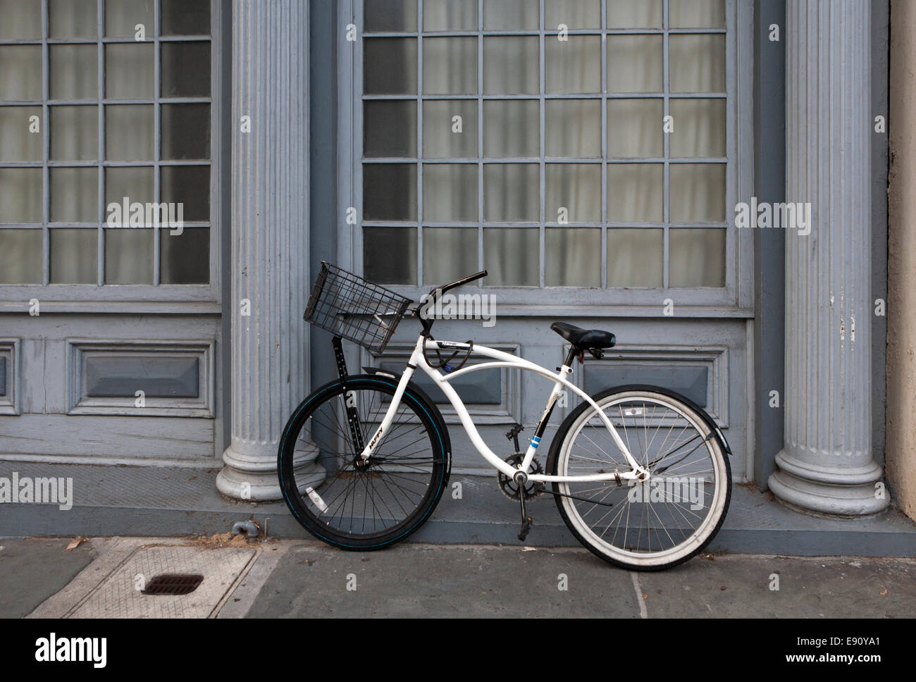 Bicycle parked in downtown Charleston South Carolina Stock Photo - Bicycle ParkeD In Downtown Charleston South Carolina E90YA1