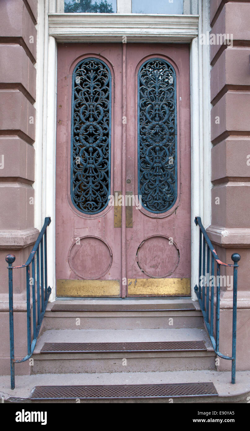 Double doors at the front of a historical house in downtown Charleston