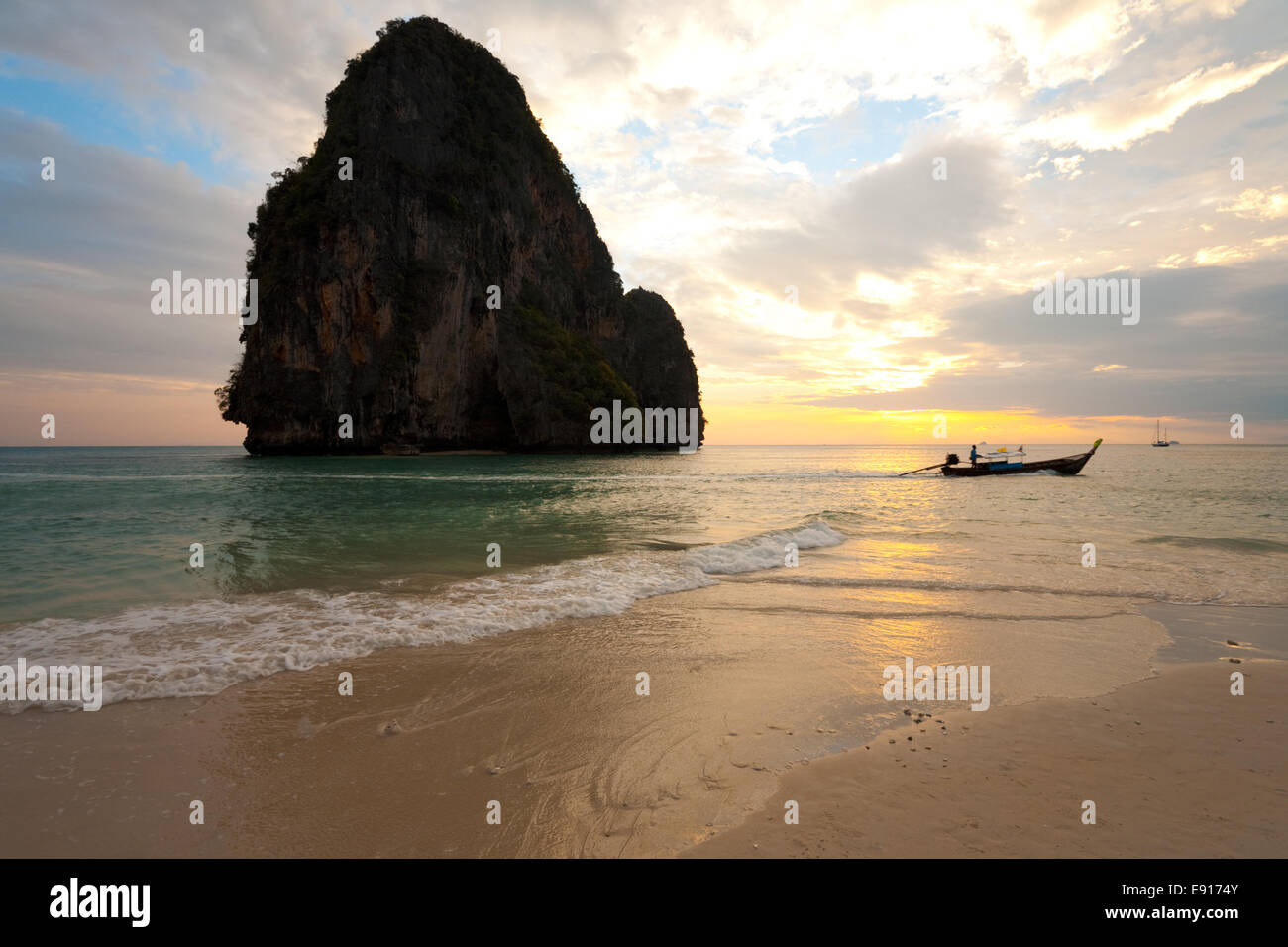 Beach boat sunset hi-res stock photography and images - Alamy