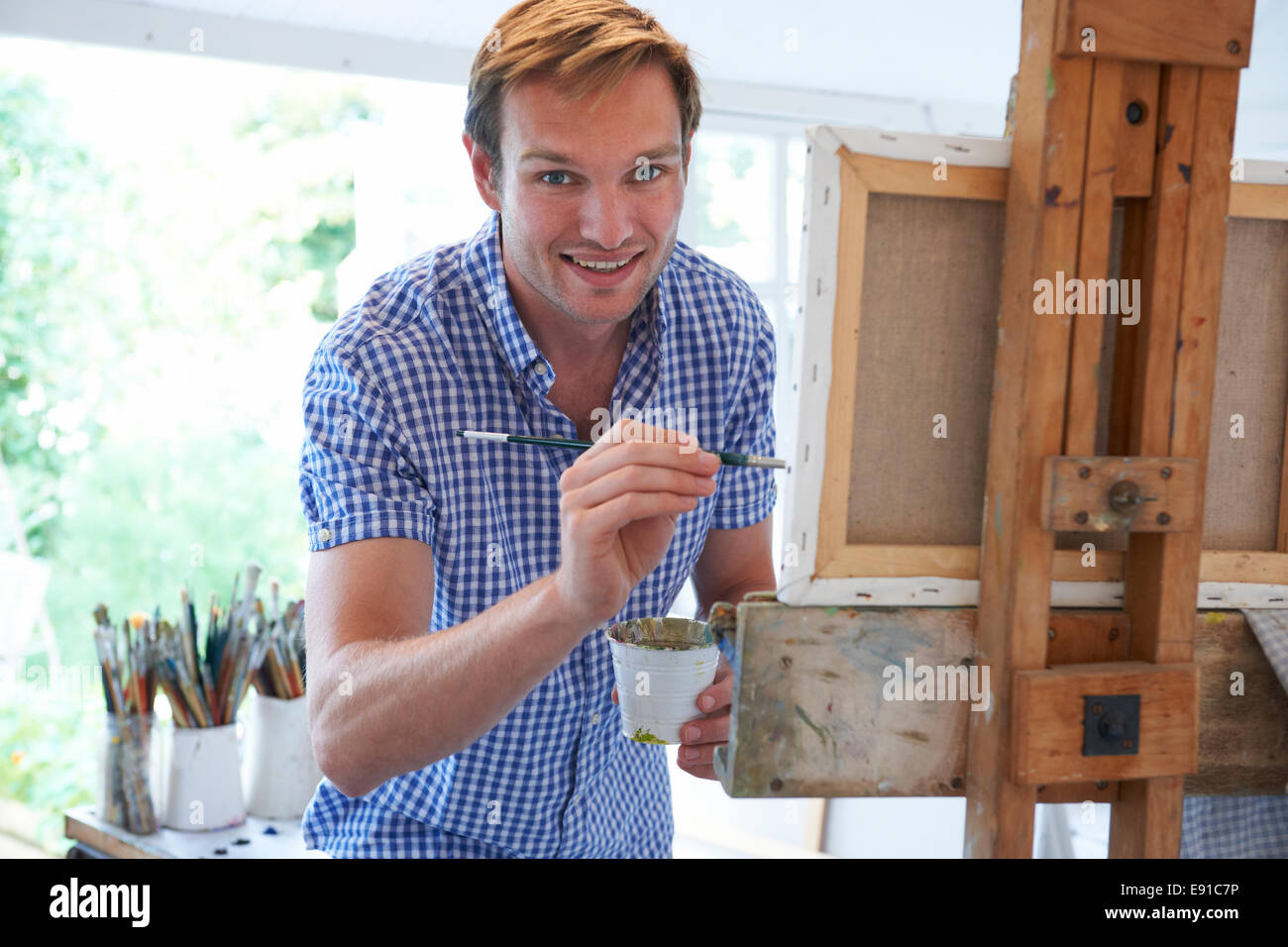 Male painting hi-res stock photography and images - Alamy