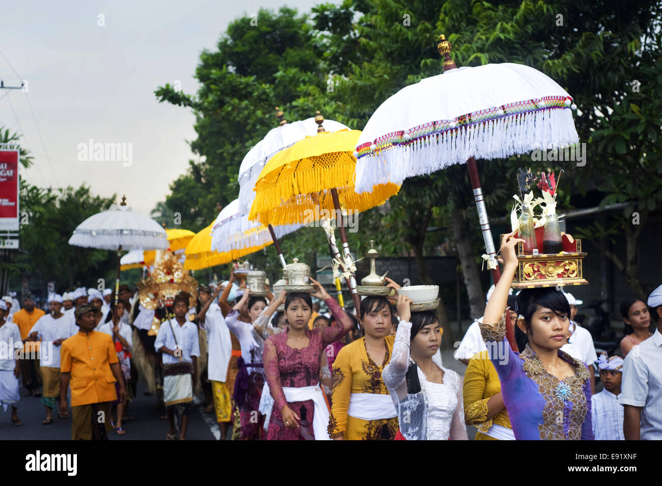 Hindu sculpture procession hi-res stock photography and images - Alamy