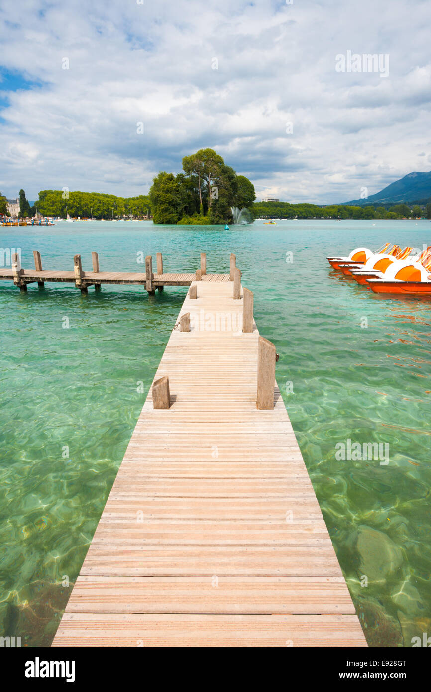 Crystal lake hi-res stock photography and images - Alamy