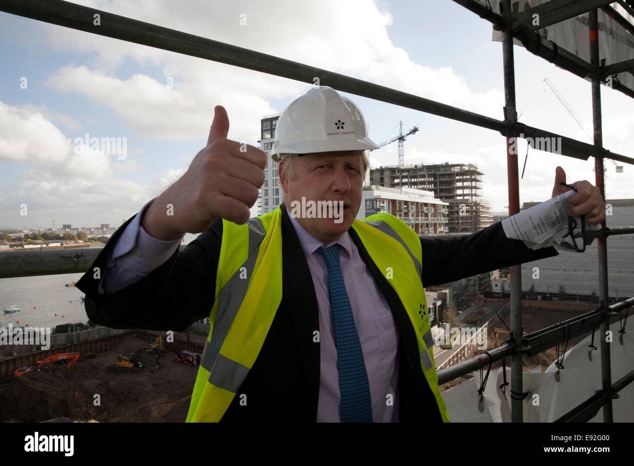 Boris Johnson, Mayor of London gives the thumbs up during a guided tour of new apartments being built on the Greenwich Peninsula by Wates Construction Stock Photo