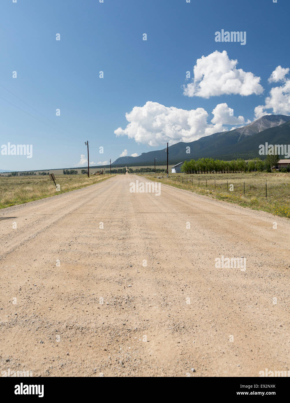Long straight dirt road across open countryside in Colorado, USA Stock Photo