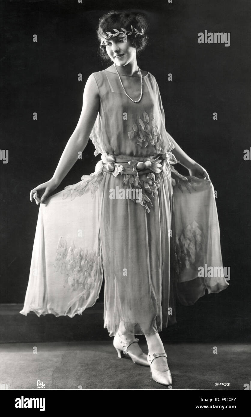 1920s flapper hi-res stock photography and images - Page 23 - Alamy