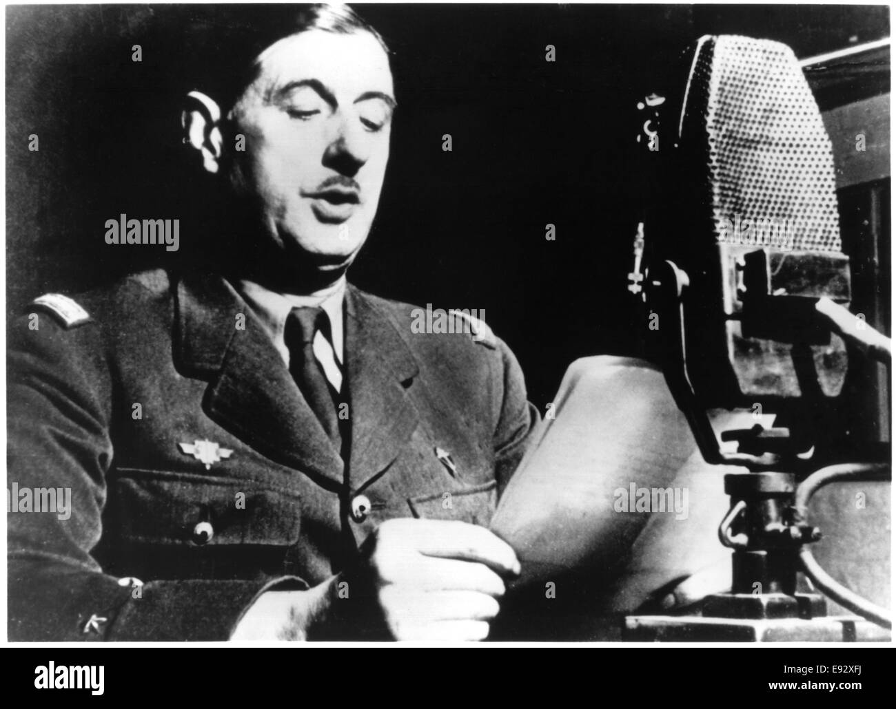 General Charles de Gaulle, Broadcasting from London his Call for Resistance to Germany's Occupation of France, June 1940 Stock Photo