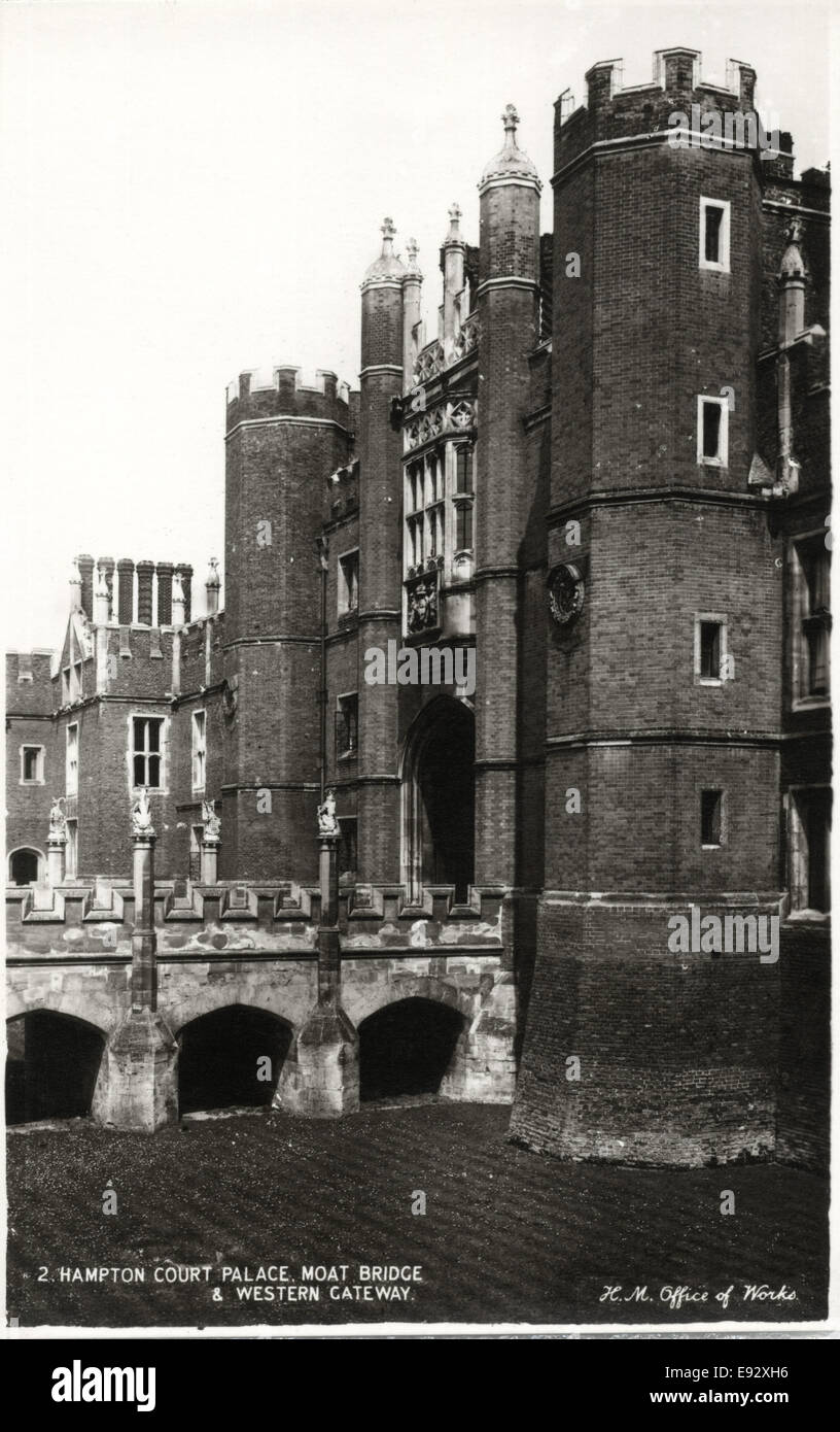 Hampton Court Palace, Moat Bridge and Western Gateway, Richmond, Surrey, England, Postcard circa 1910 Stock Photo
