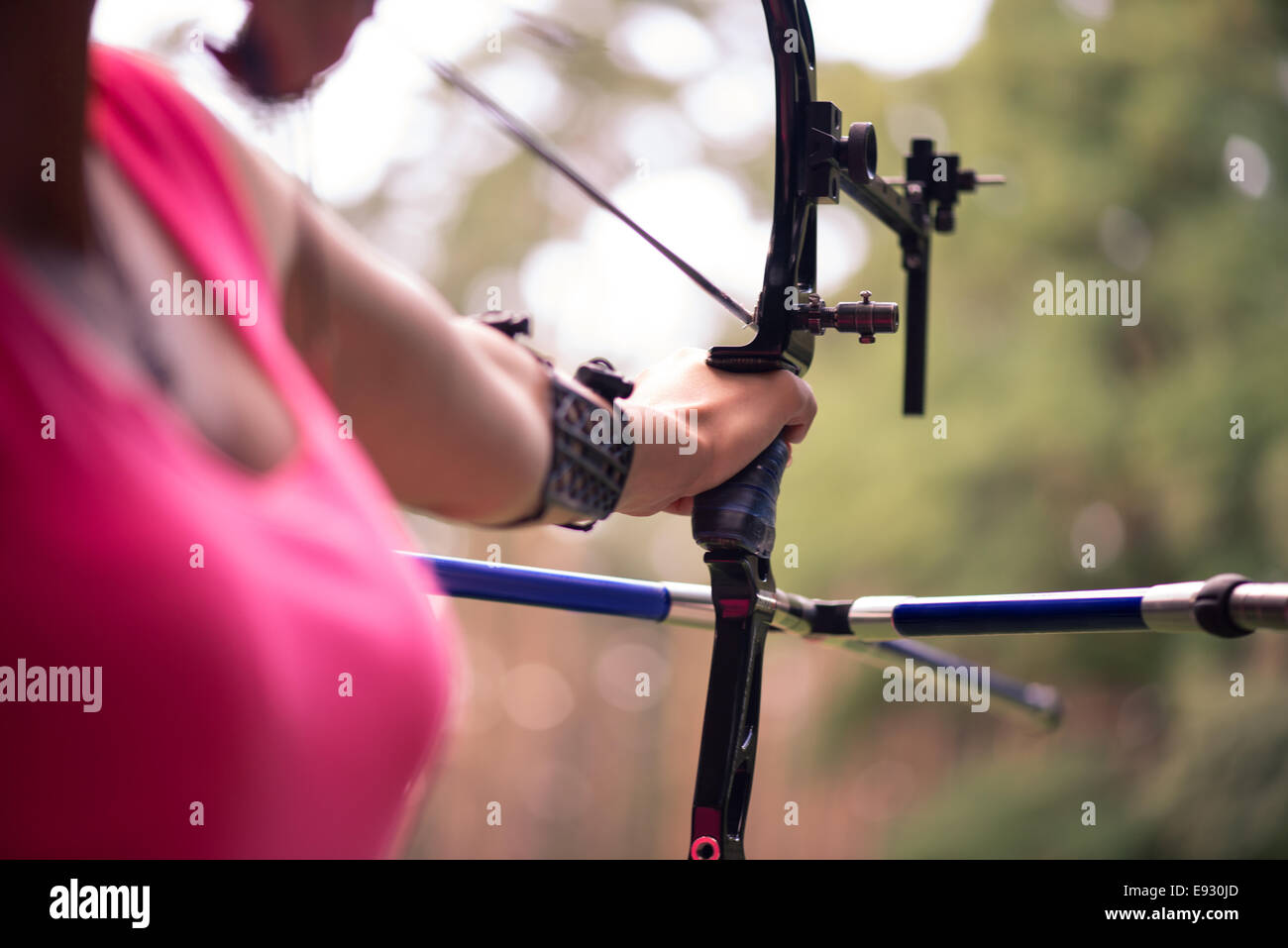 Woman archer forest hi-res stock photography and images - Alamy