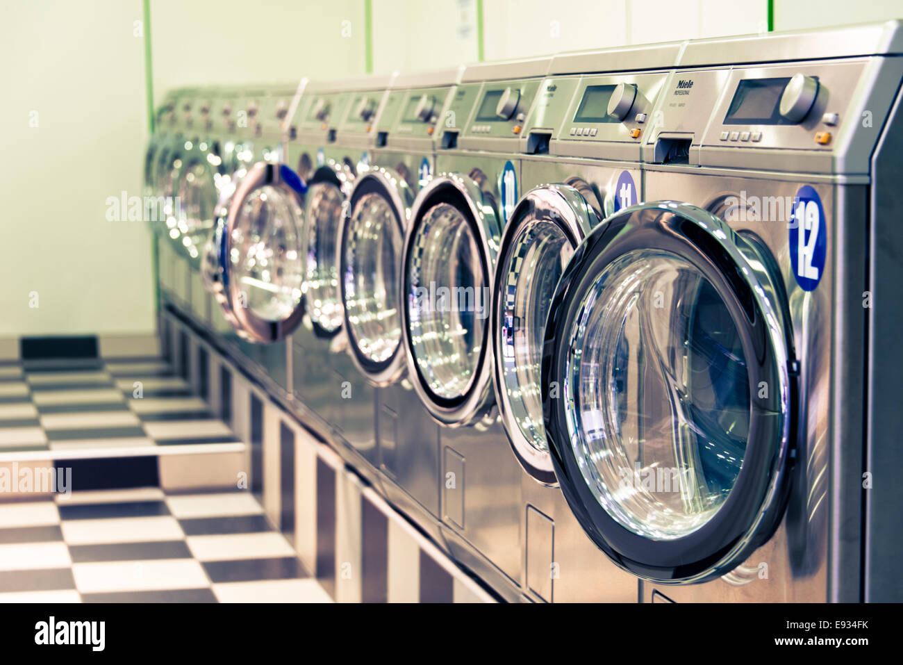 Laundromat paris hi-res stock photography and images - Alamy