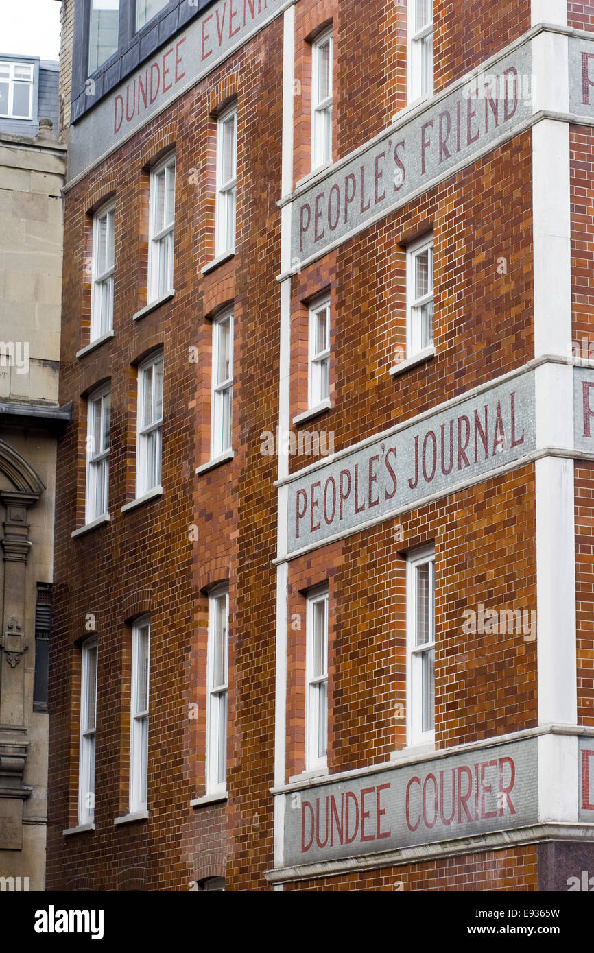 Dundee courier building the former Sweeney Todd's shop on 186 Fleet Street Stock Photo